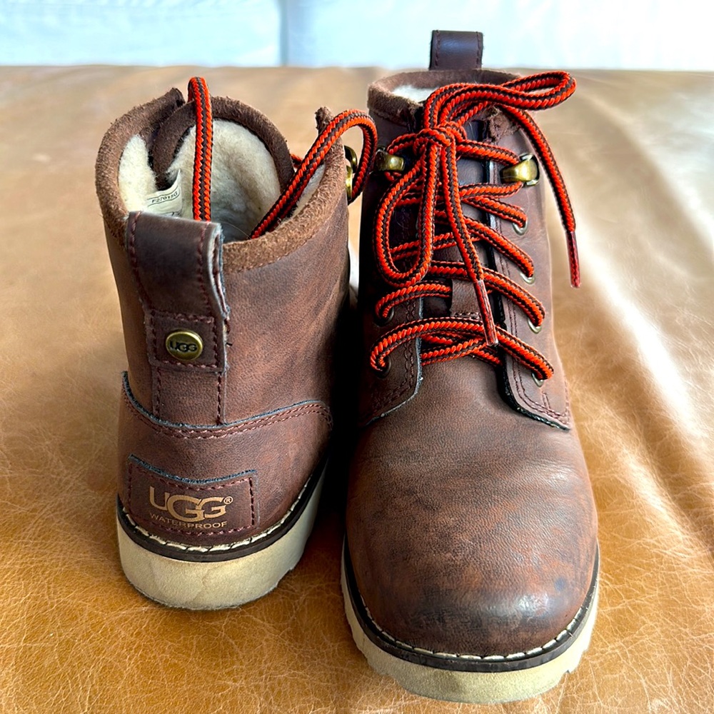 UGG 🥾kids leather and Sherpa lace up boots! EXCELLENT CONDITON! Size 11